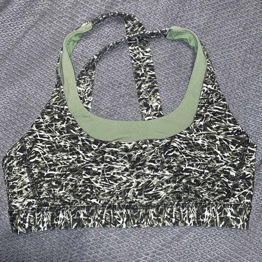 Lululemon sports bra with hidden pockets! Size 8